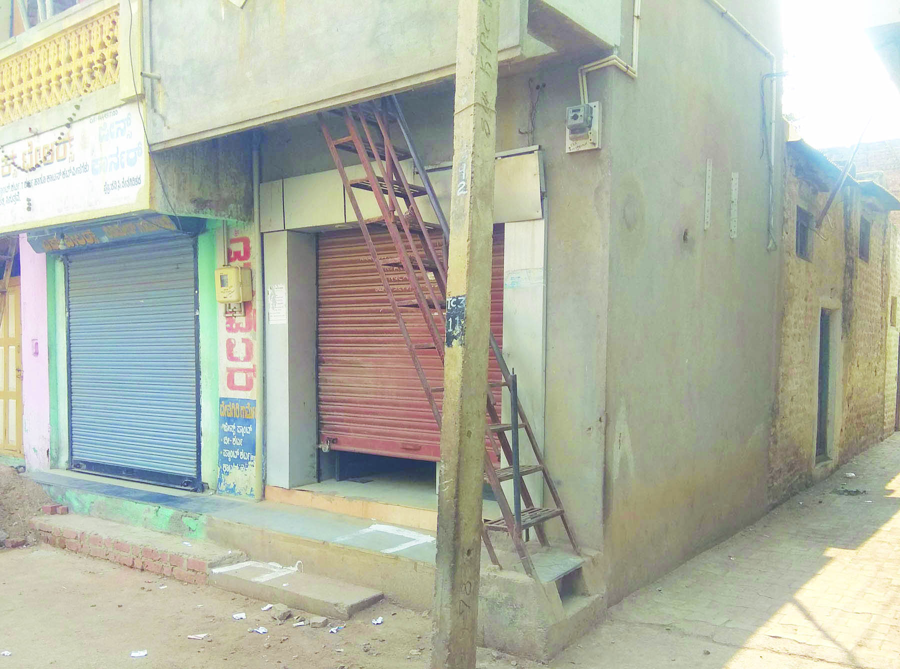 ಎಟಿಎಂ ನಿಸ್ಕ್ರೀಯ, ಹಣಕ್ಕಾಗಿ ಜನರ ಪರದಾಟ